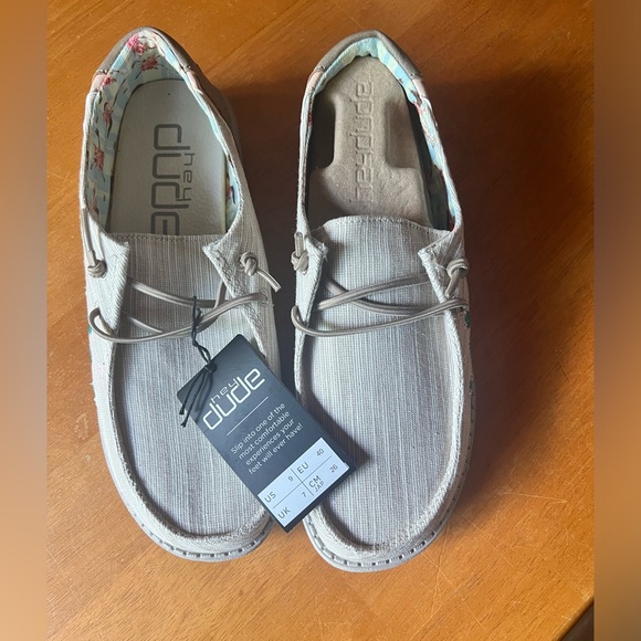 NWB Women’s Hey Dudes Size 9 - Picture 5 of 7